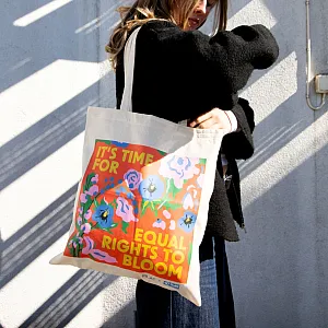 Gaver med mening: Handlenett "It's time for equal rights to bloom". Miljø. Foto.