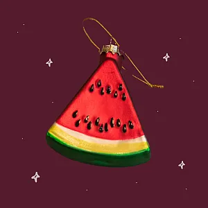 Gaver med mening: Julekule vannmelon. Farget bakgrunn.