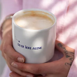 Gave med mening: Kopp "Du er ikke alene". Miljø. Foto.