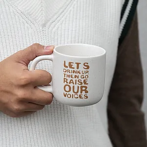 Gaver med mening: Kopp Raise Our Voices. Miljø.