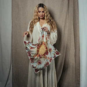 Gaver med mening:  Skjerf "Thea" som holdes opp av kunsteren Thea Klingvall. Miljø. Foto.