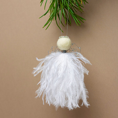 Gaver med mening: Juleengel med hvite fjær og perlemorfargede perler. I miljø.